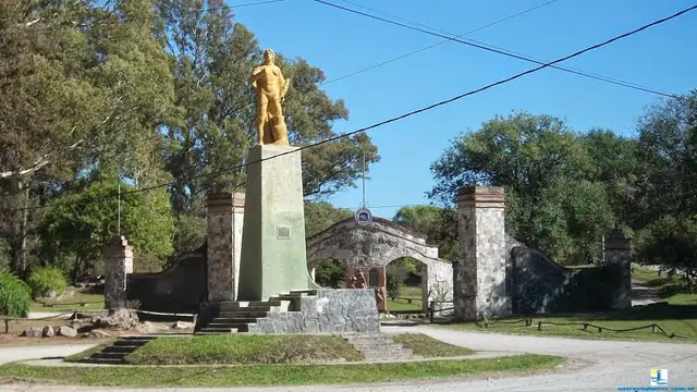 Monument, trees and paths in Alta Gracia Parque García Lorca