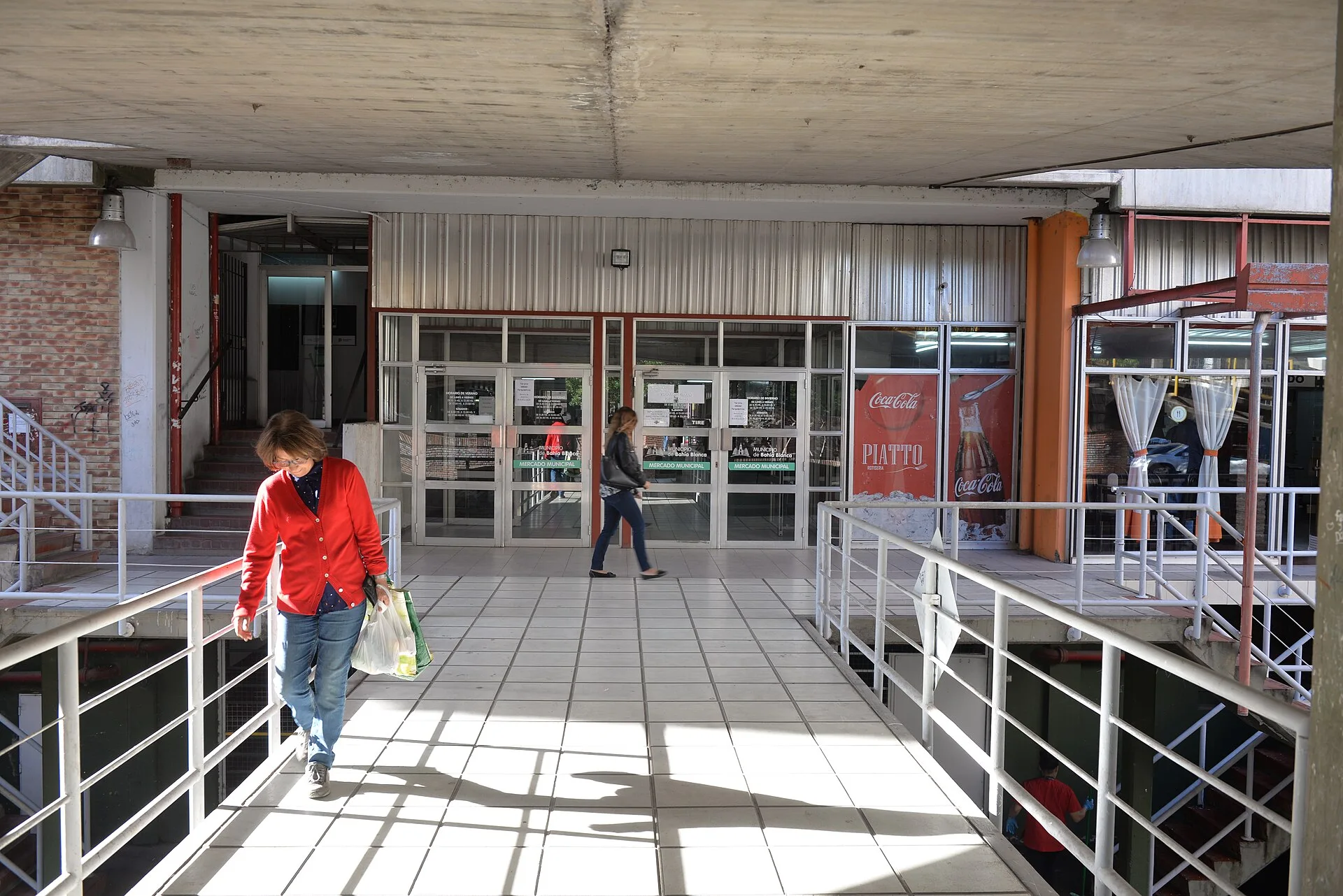 Entrance ramps and shops at the Bahía Blanca Municipal Market