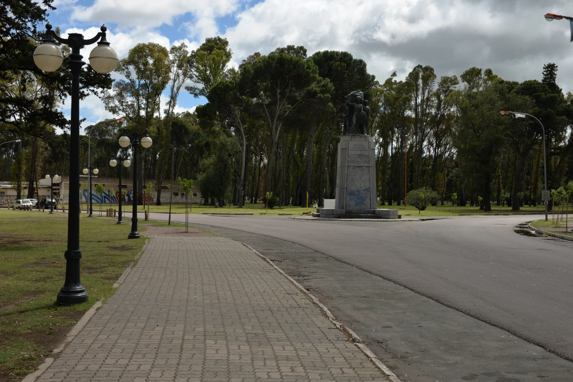 Trees, paths and open grounds at Bahía Blanca Parque de Mayo