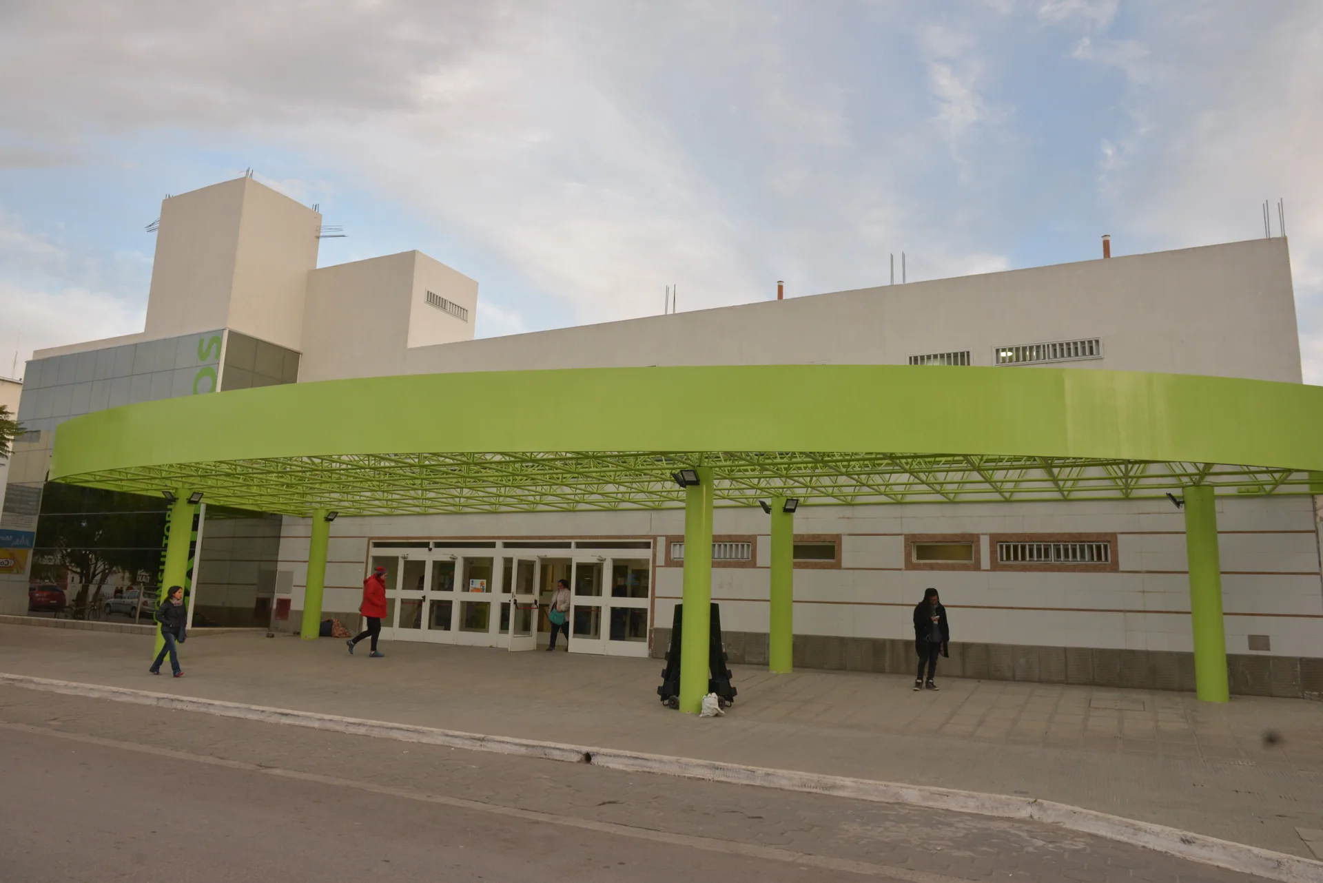 Exterior of Bahía Blanca Municipal Hospital with a green entrance canopy