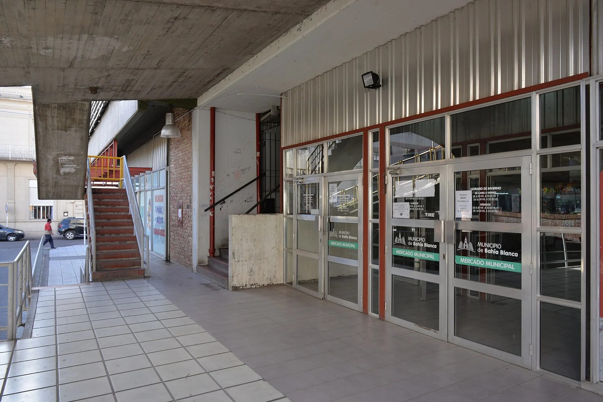 Covered walkway and stalls at the Bahía Blanca Municipal Market