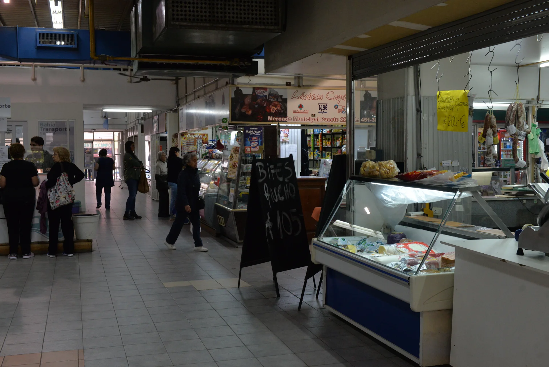 Shoppers and food stalls inside the Bahía Blanca Municipal Market