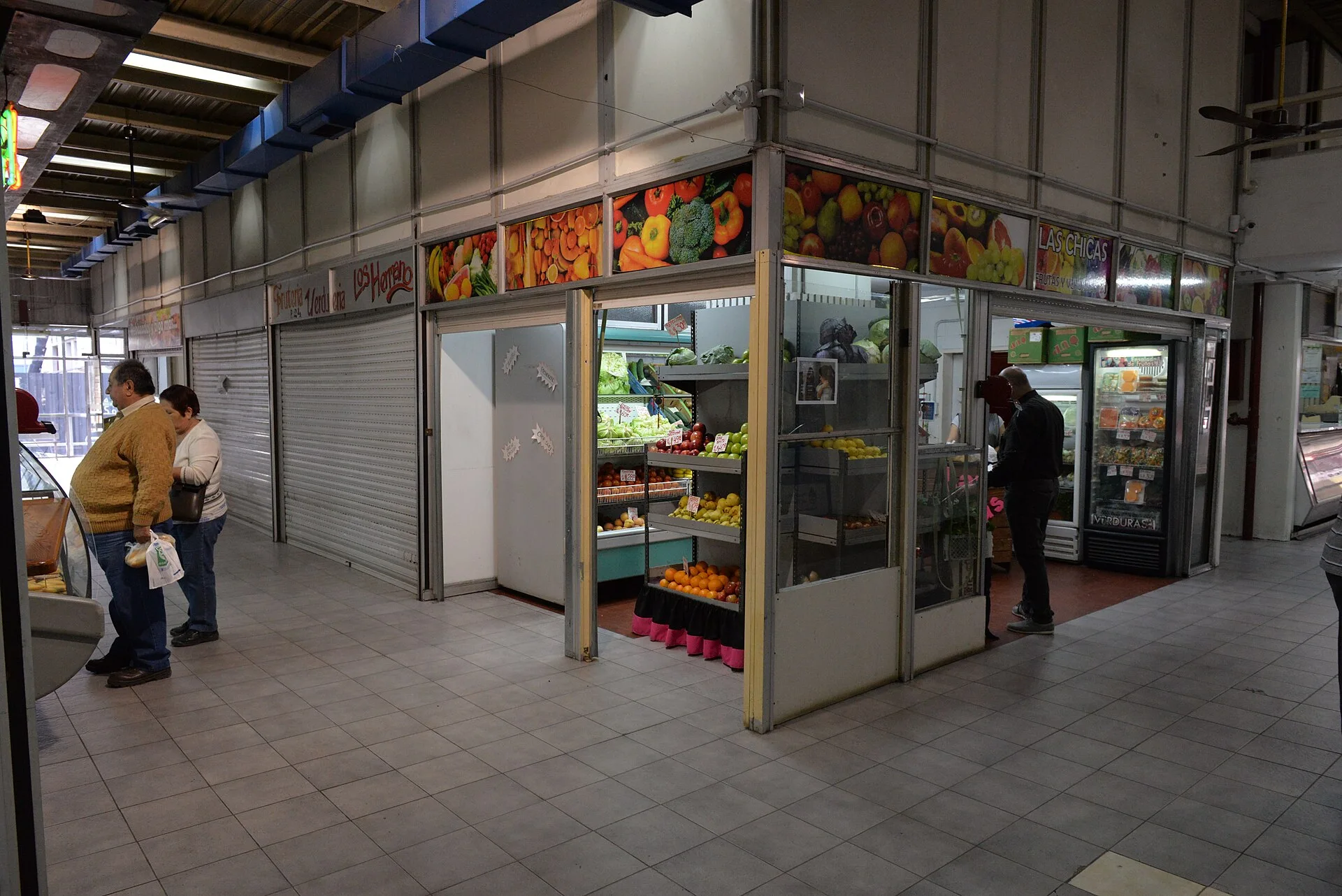 Food stalls and tiled walkway at the Bahía Blanca Municipal Market