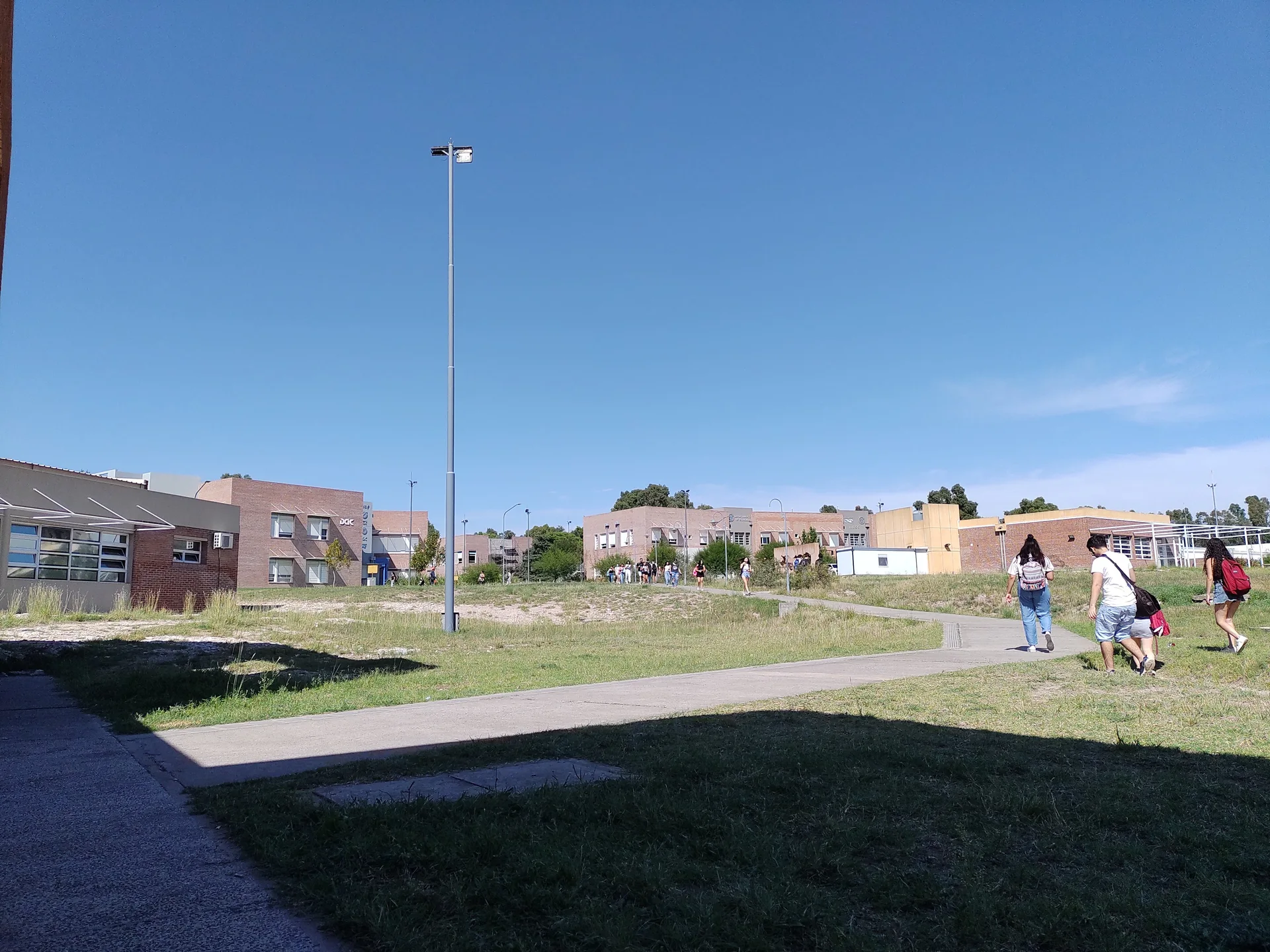 University buildings and open grounds at the UNS Altos del Palihue campus