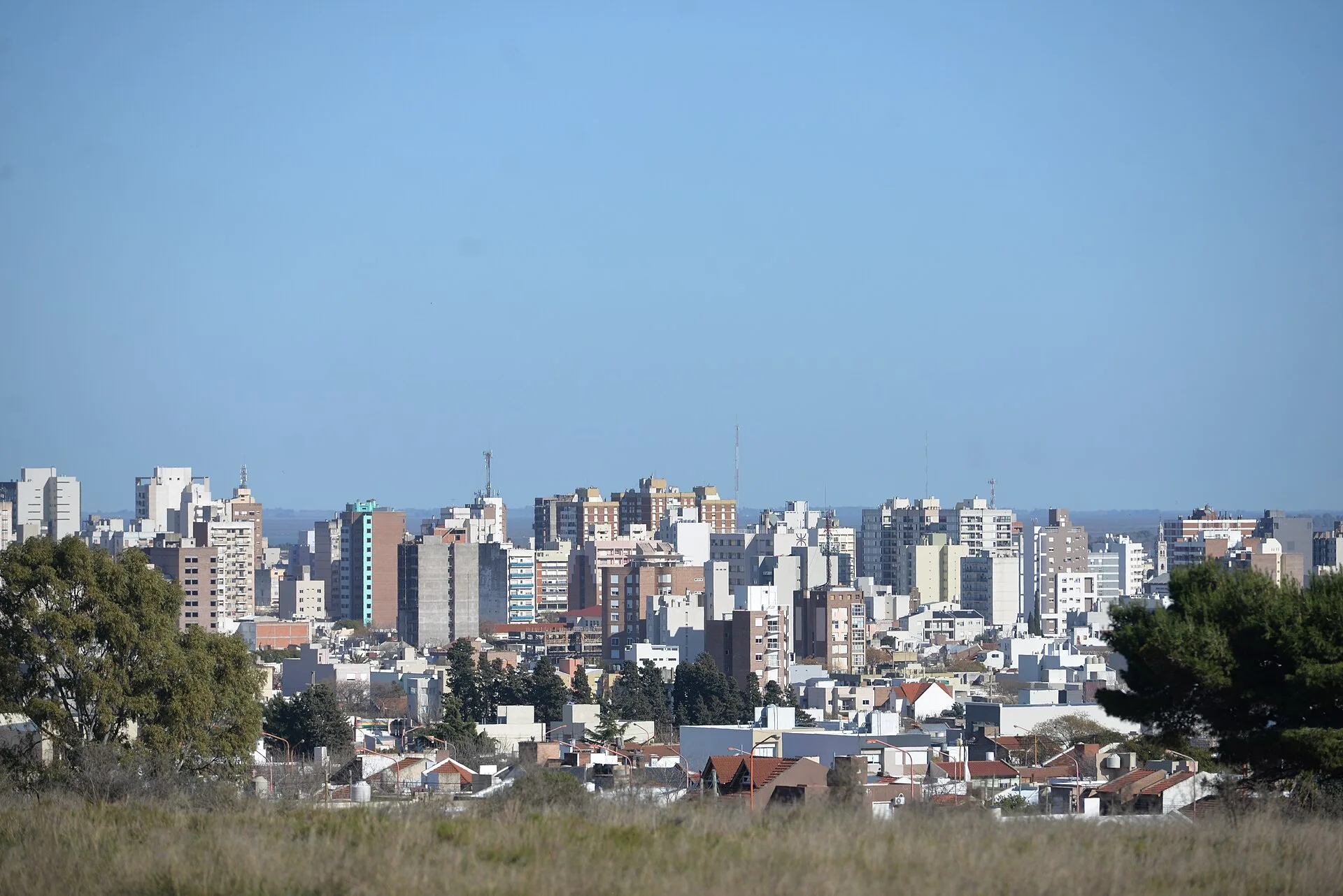 Bahía Blanca apartment buildings and lower rooftops