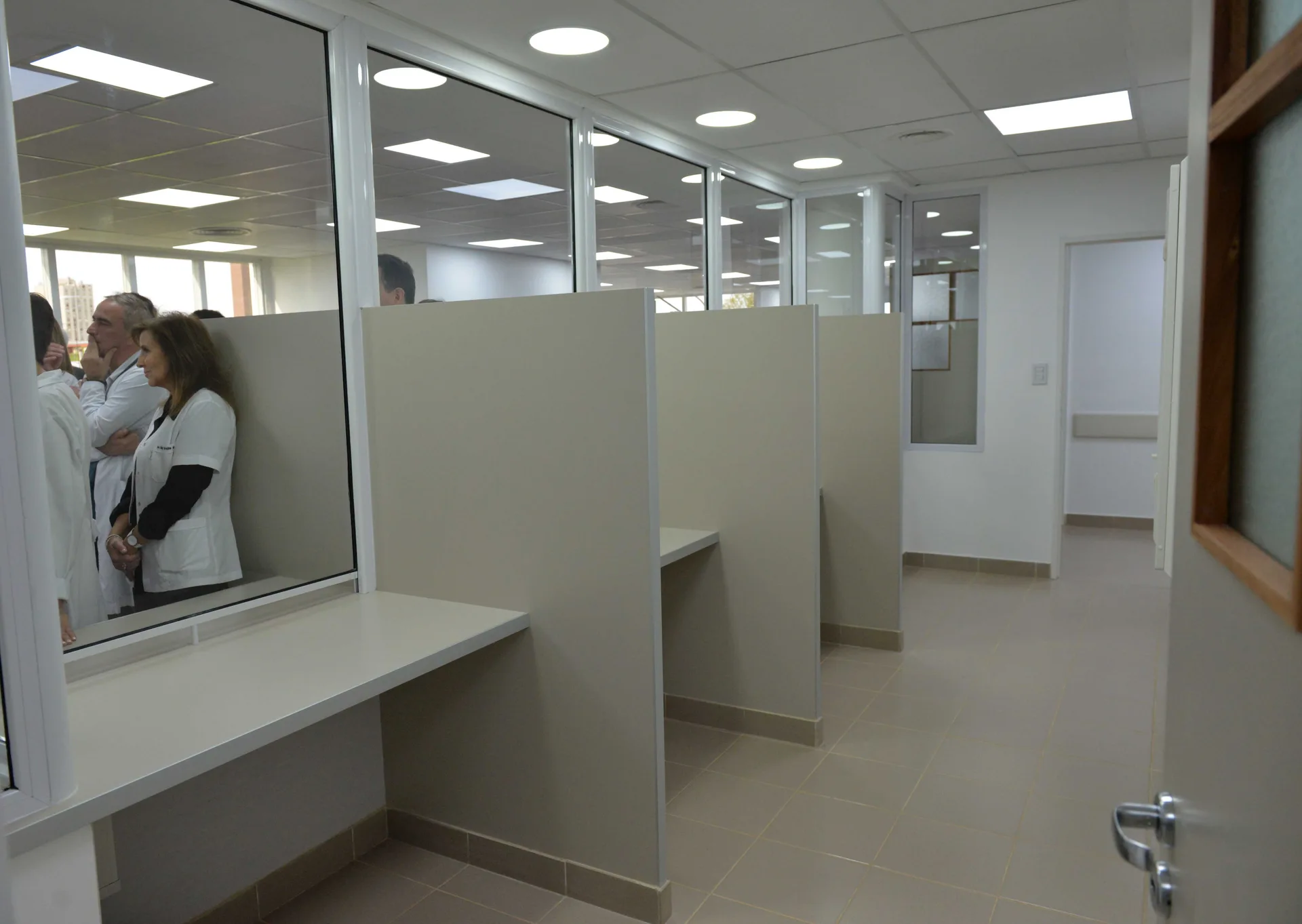 Reception counter and waiting area at Bahía Blanca Municipal Hospital