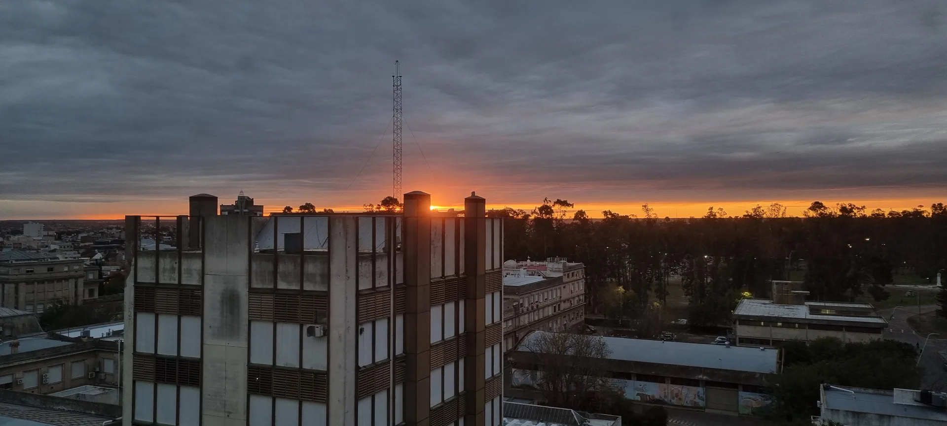 Sunset above Bahía Blanca rooftops and university buildings