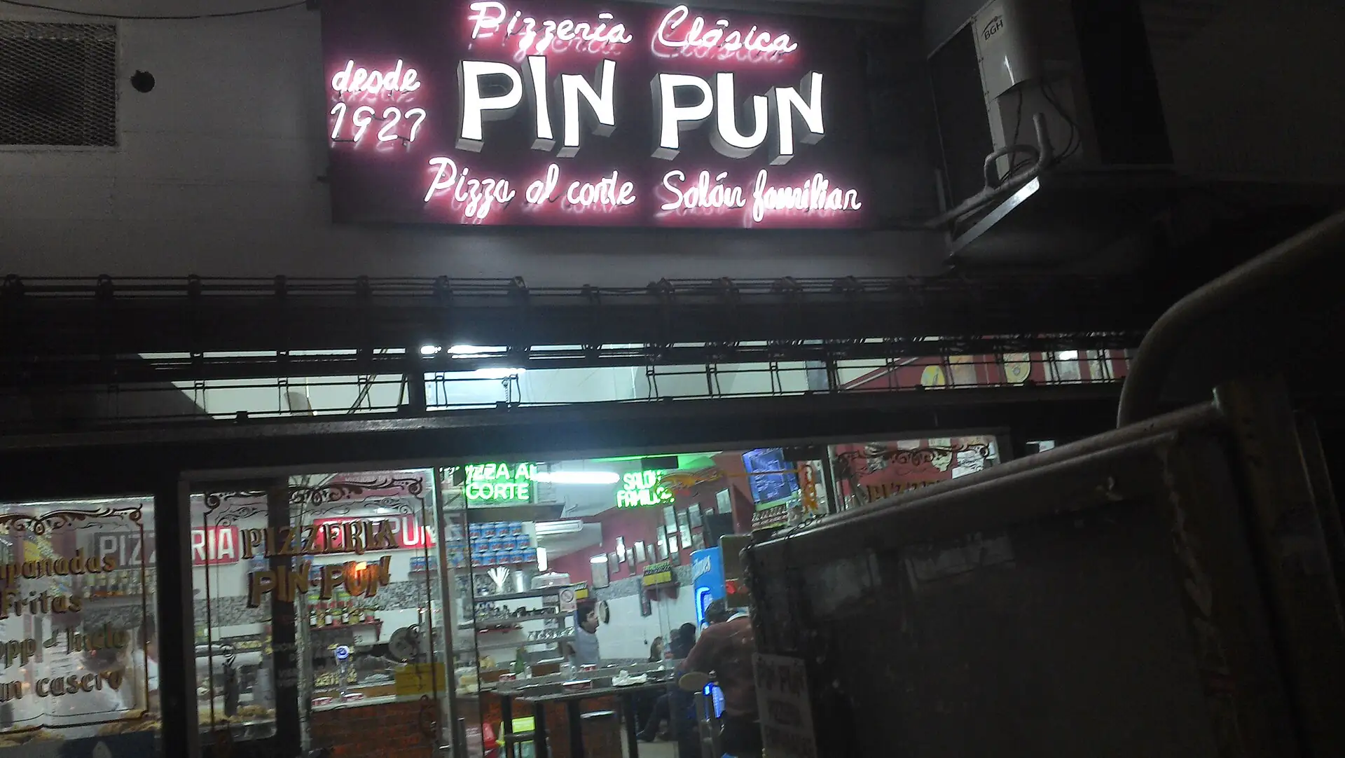 An Almagro pizzeria at night
