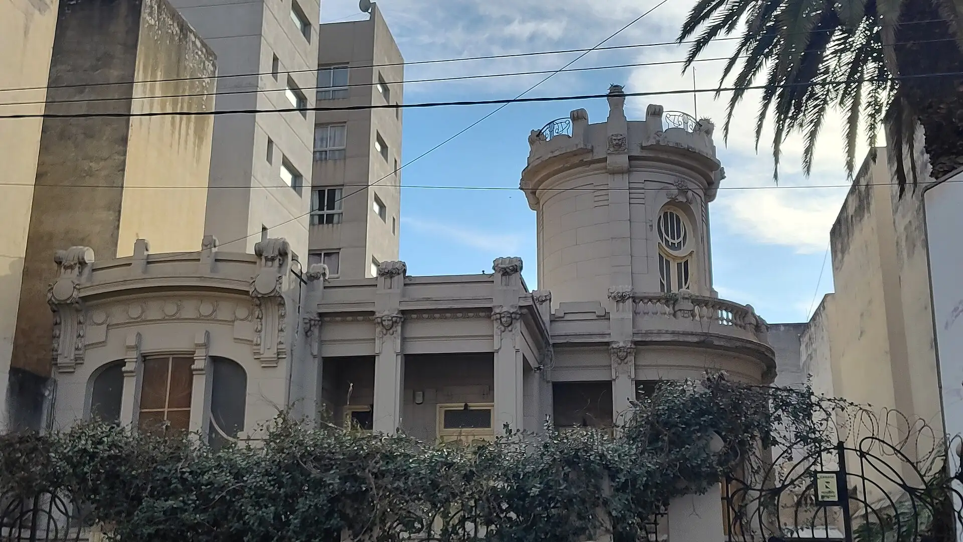 Casona Emiliani on Neuquén Street in Alberdi, Córdoba, Argentina