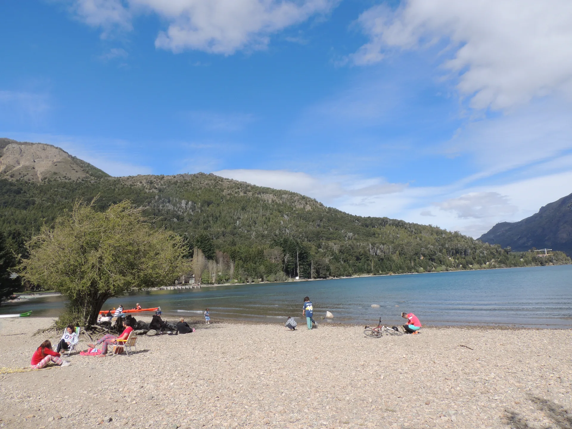 Lago Gutiérrez beach at Villa Los Coihues with wooded hills