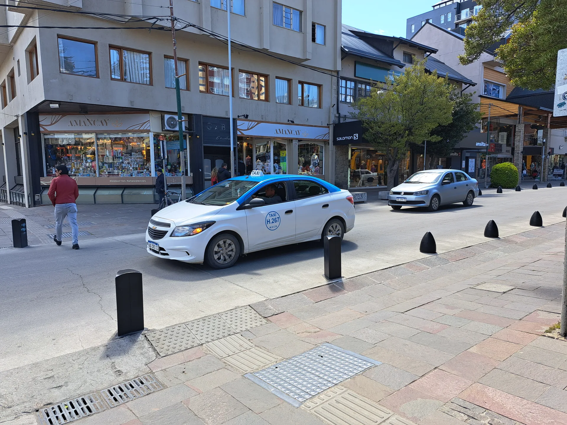 Buildings, shops and cars on Calle Mitre in Bariloche