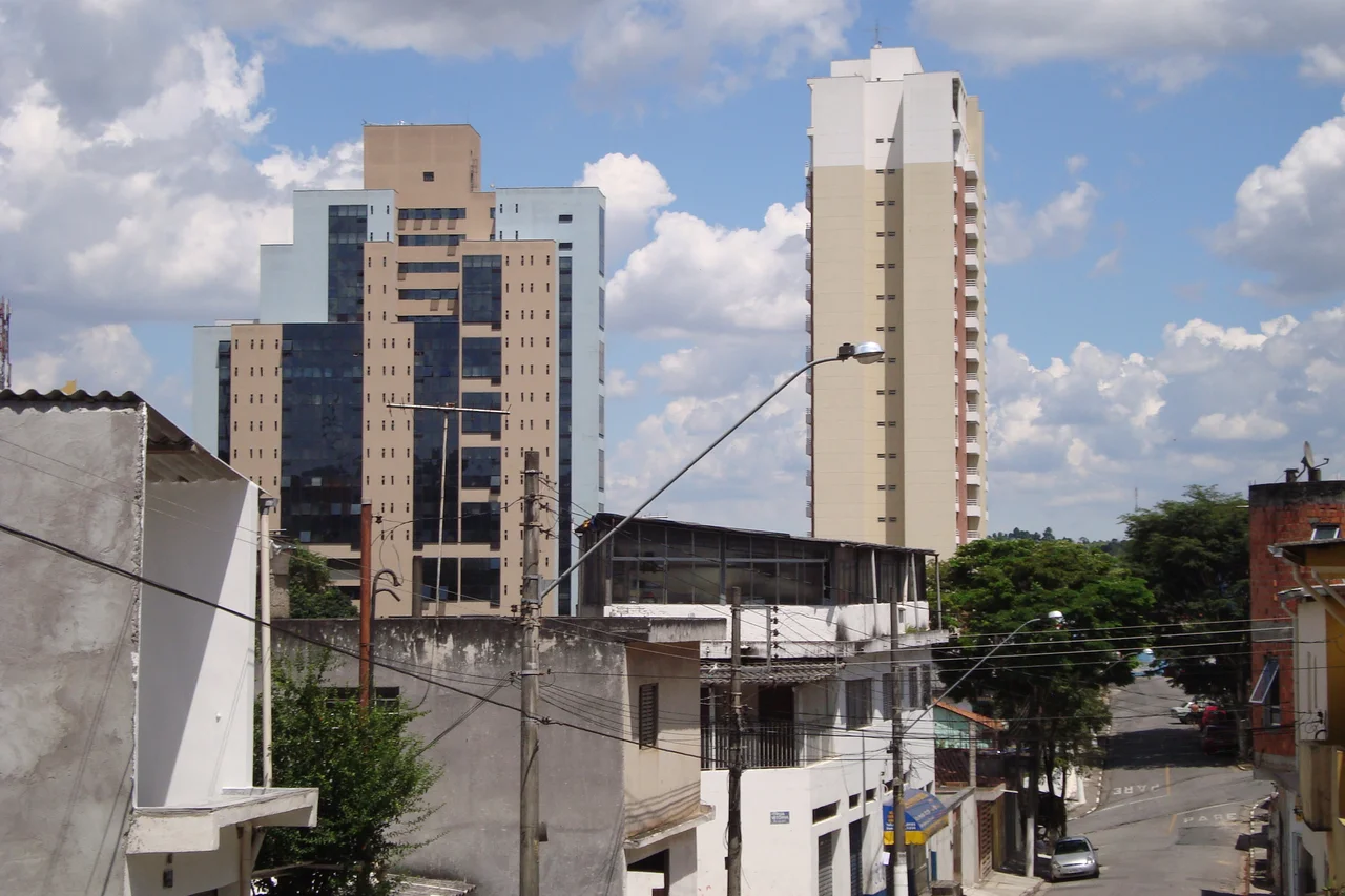 A street, trees, utility wires and buildings in central Barueri