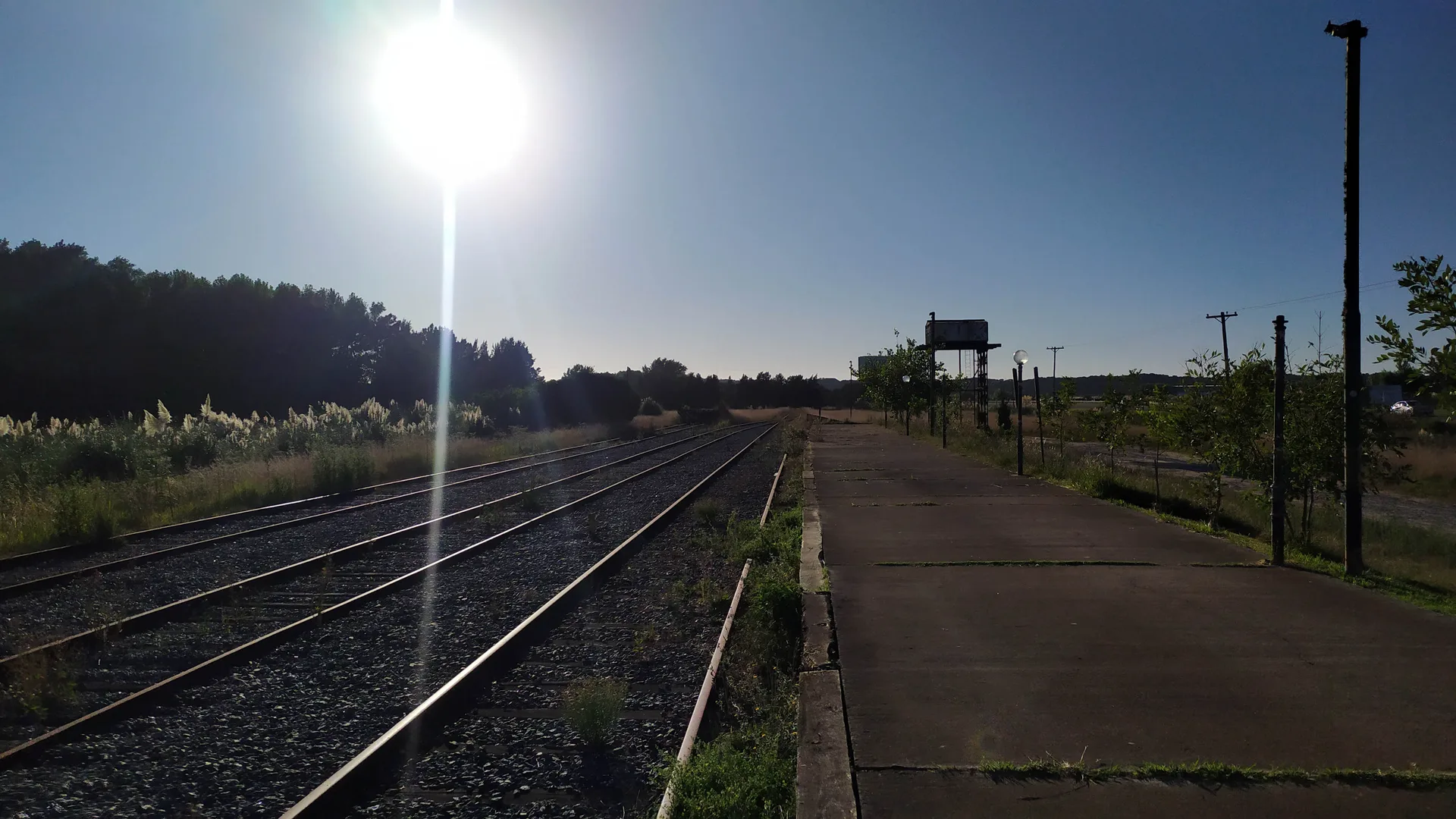 Tracks and platform at Divisadero de Pinamar railway station