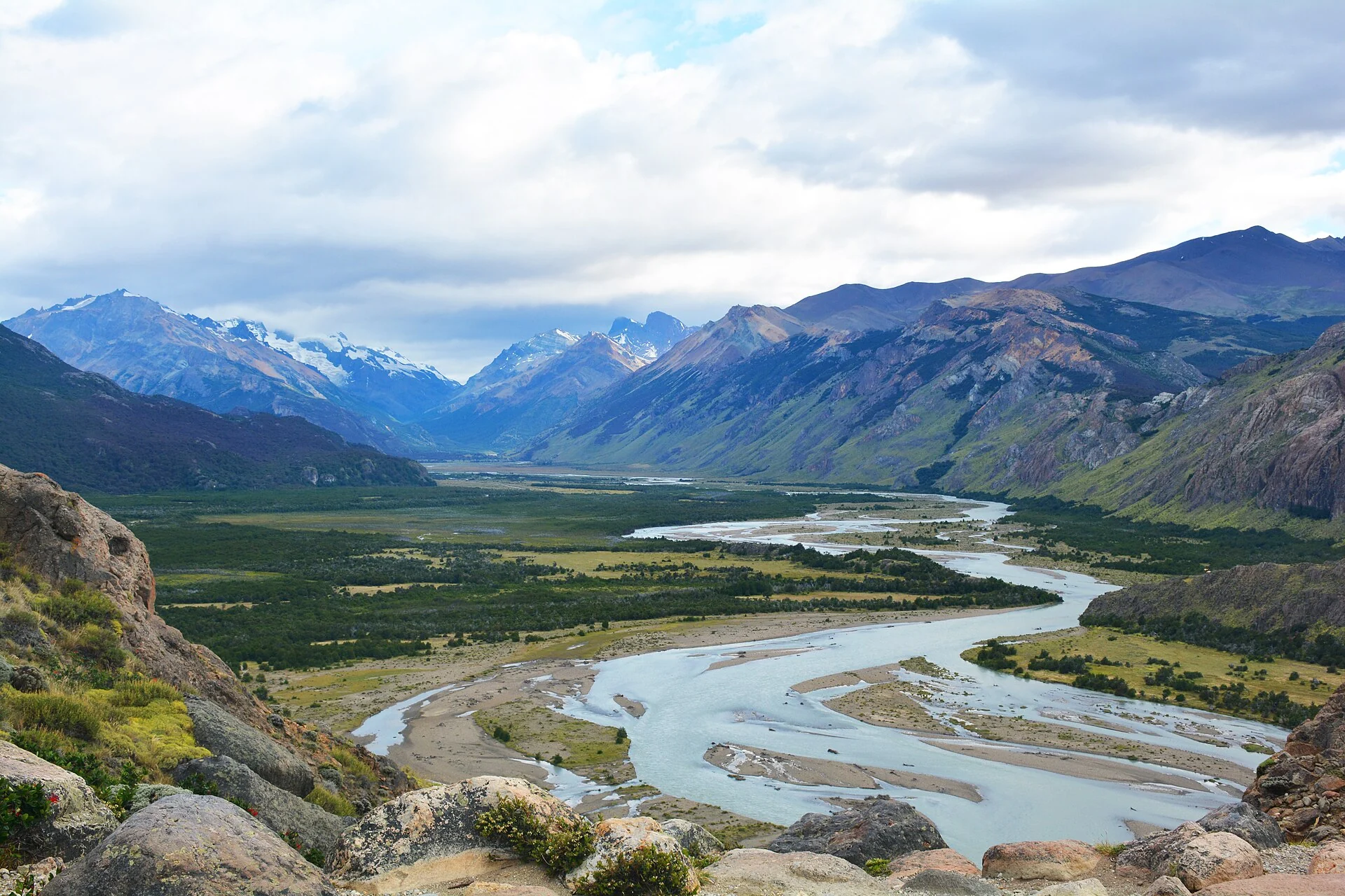 A river valley and mountains seen on the way to Laguna de los Tres