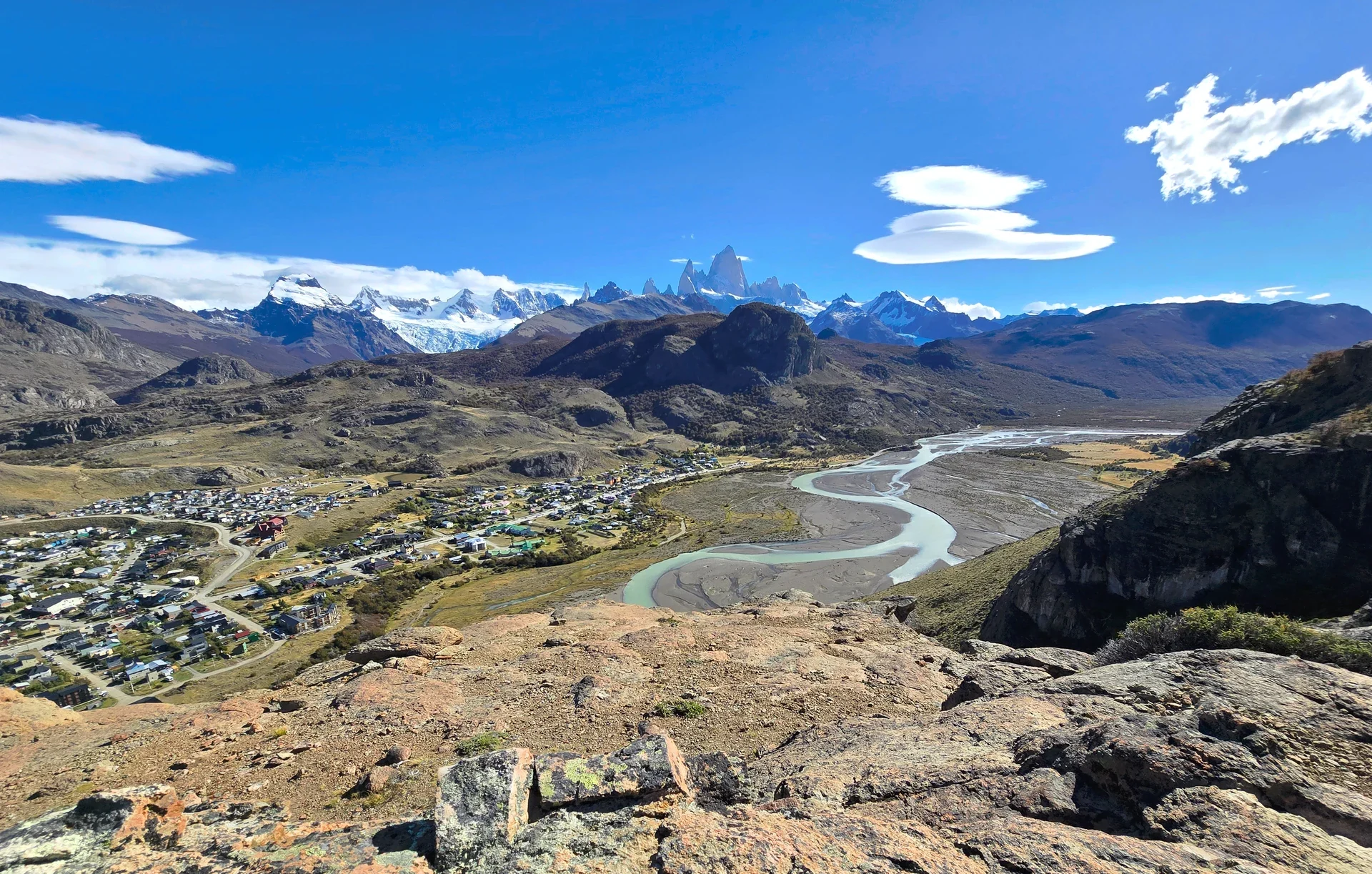 El Chaltén beside the winding Río de las Vueltas, with mountains in the distance