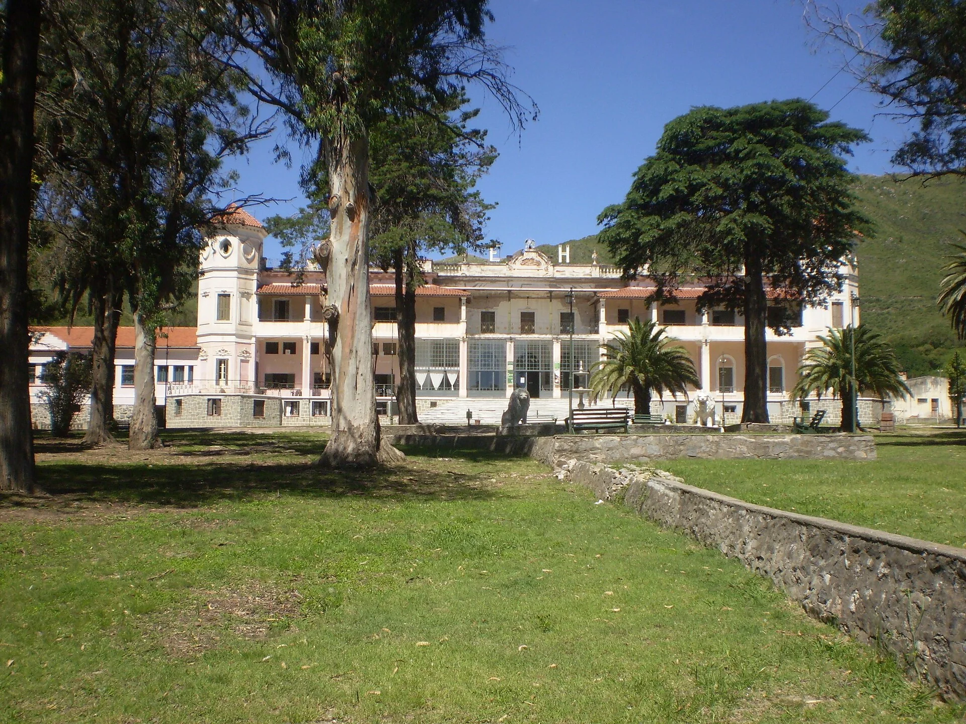 The front facade and grounds of Edén Hotel