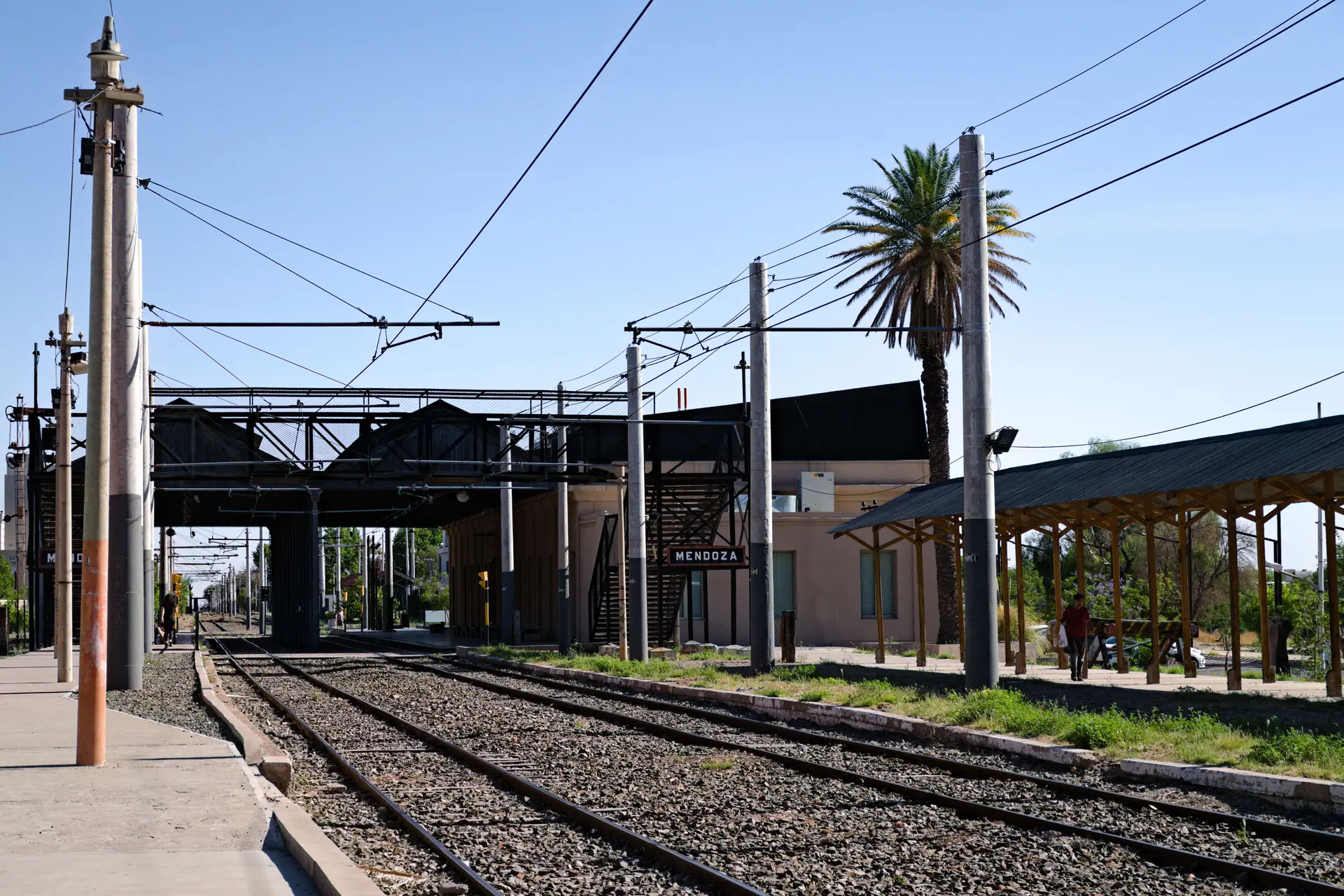 Mendoza Metrotranvía station platforms, tracks and overhead wires
