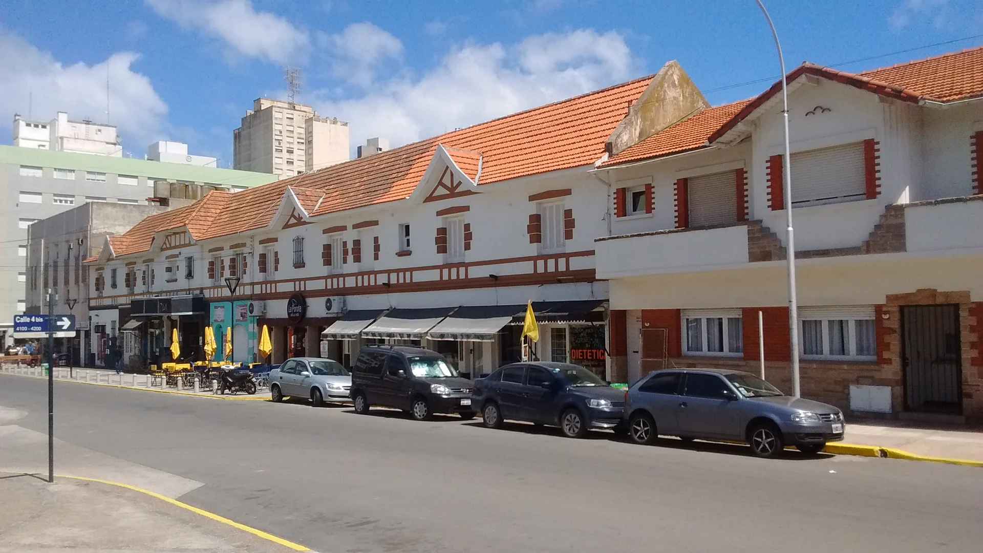 Street scene at Calle 85 and Calle 4 bis beside Plaza San Martín in Necochea