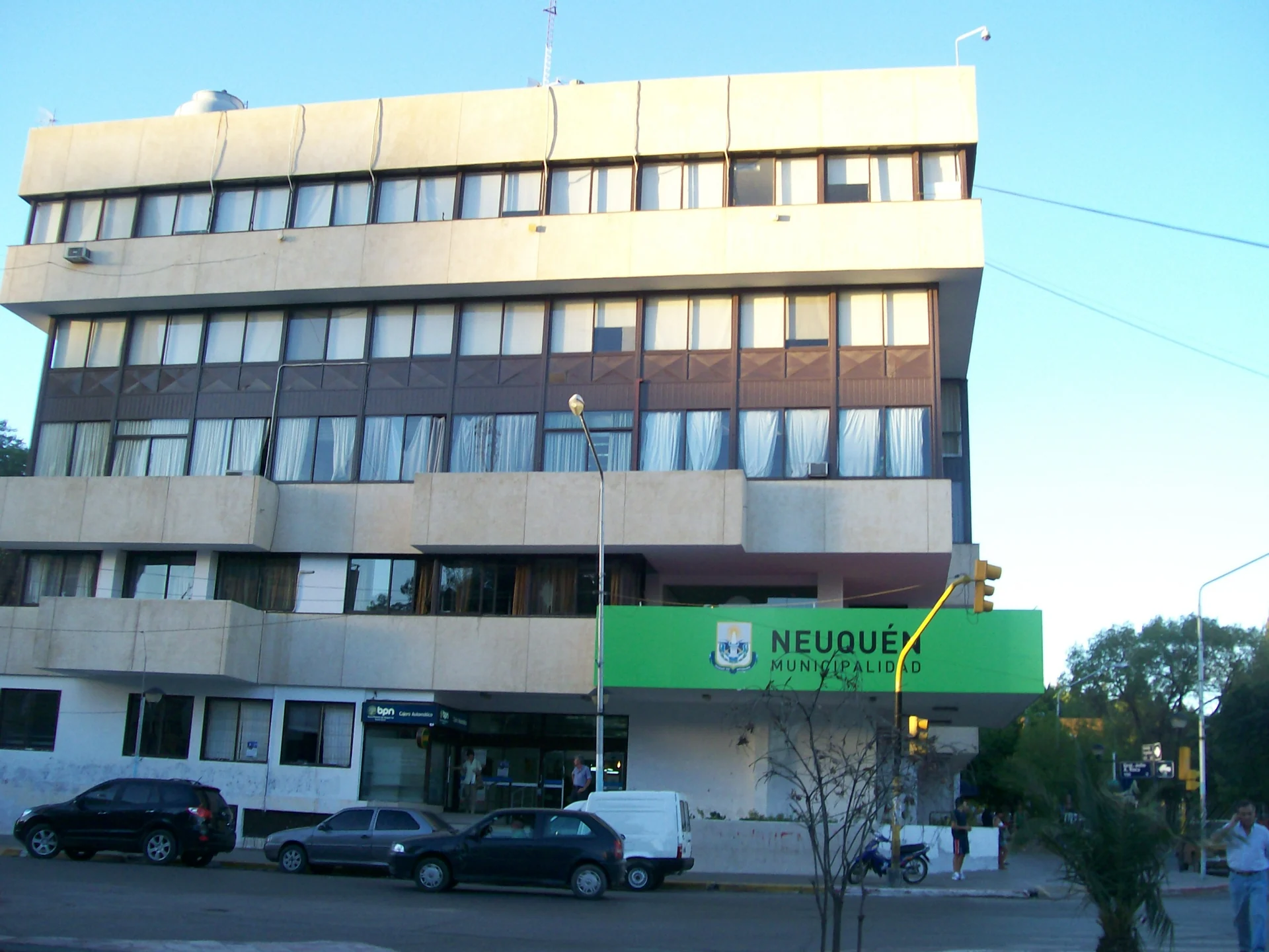 Neuquén municipal building in a January 2009 street photograph