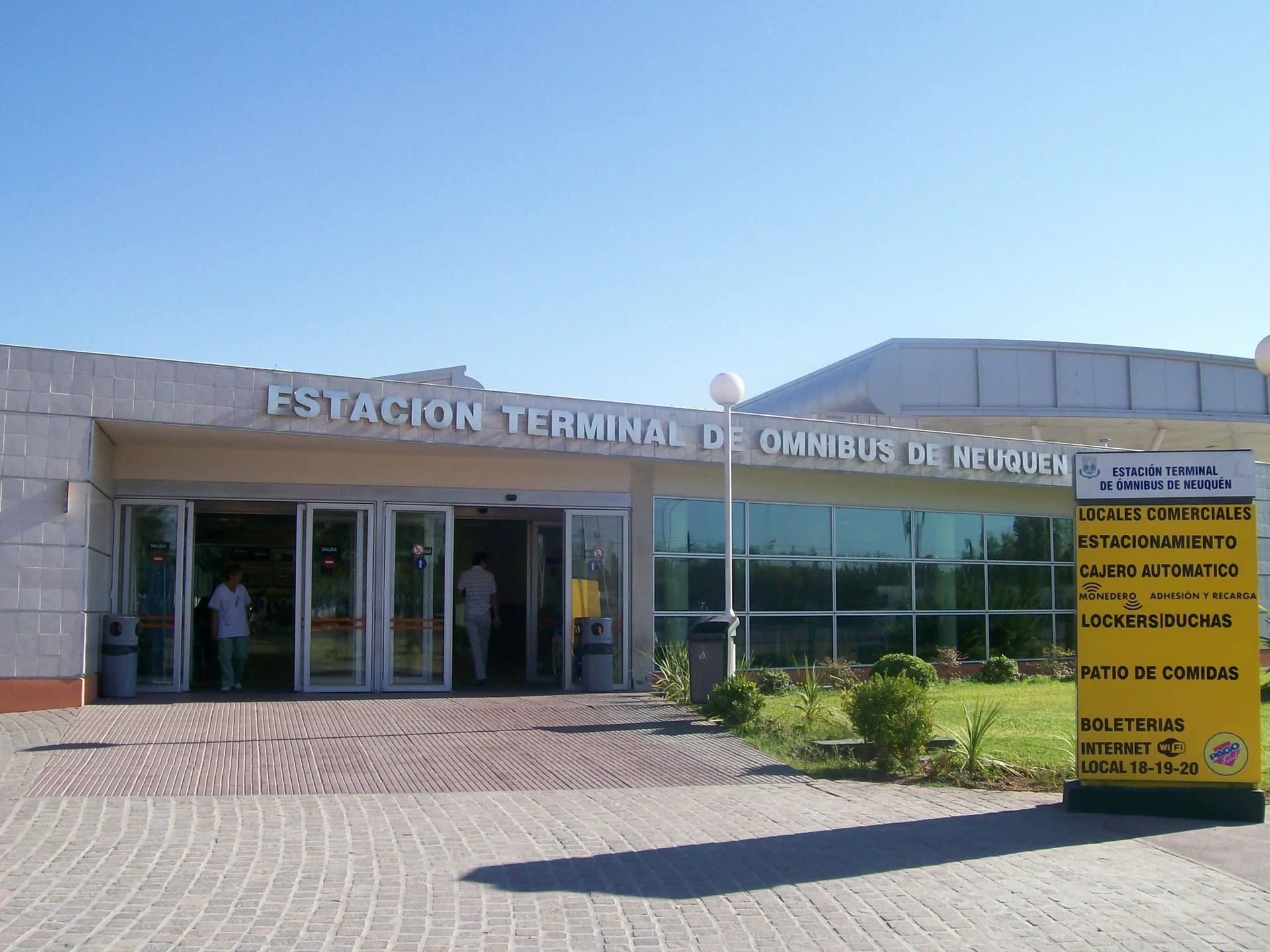 Entrance to the Neuquén bus terminal in January 2009