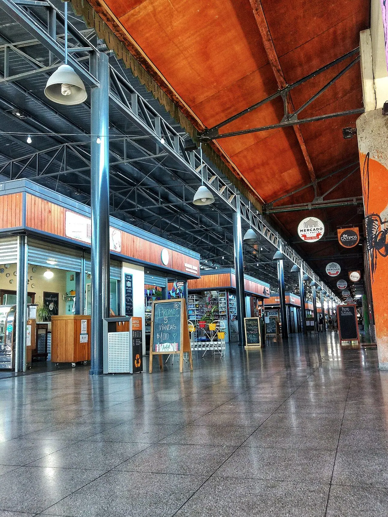 Shops and covered aisle inside Mercado del Patio in Rosario