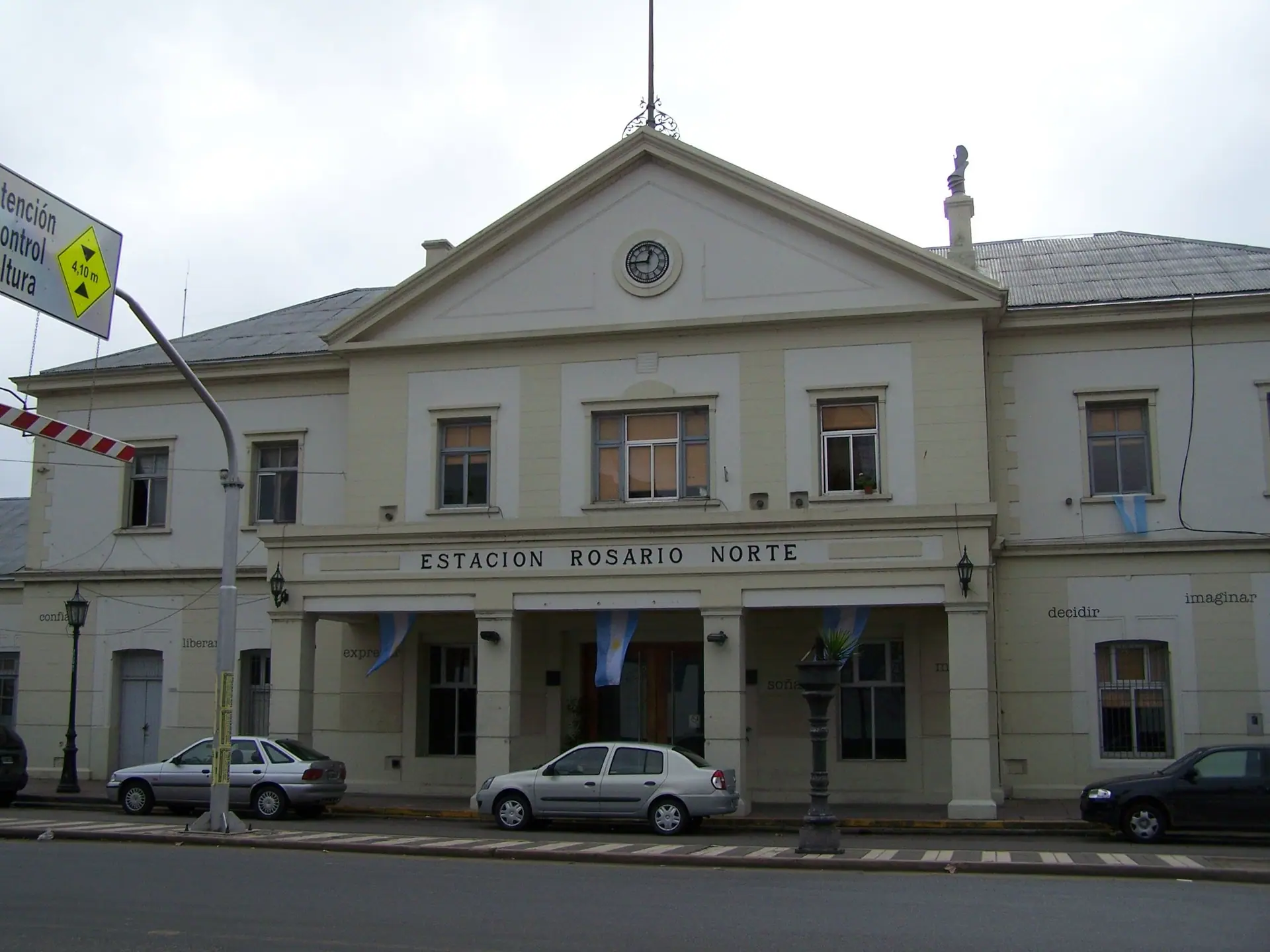 Rosario Norte station facade and entrance
