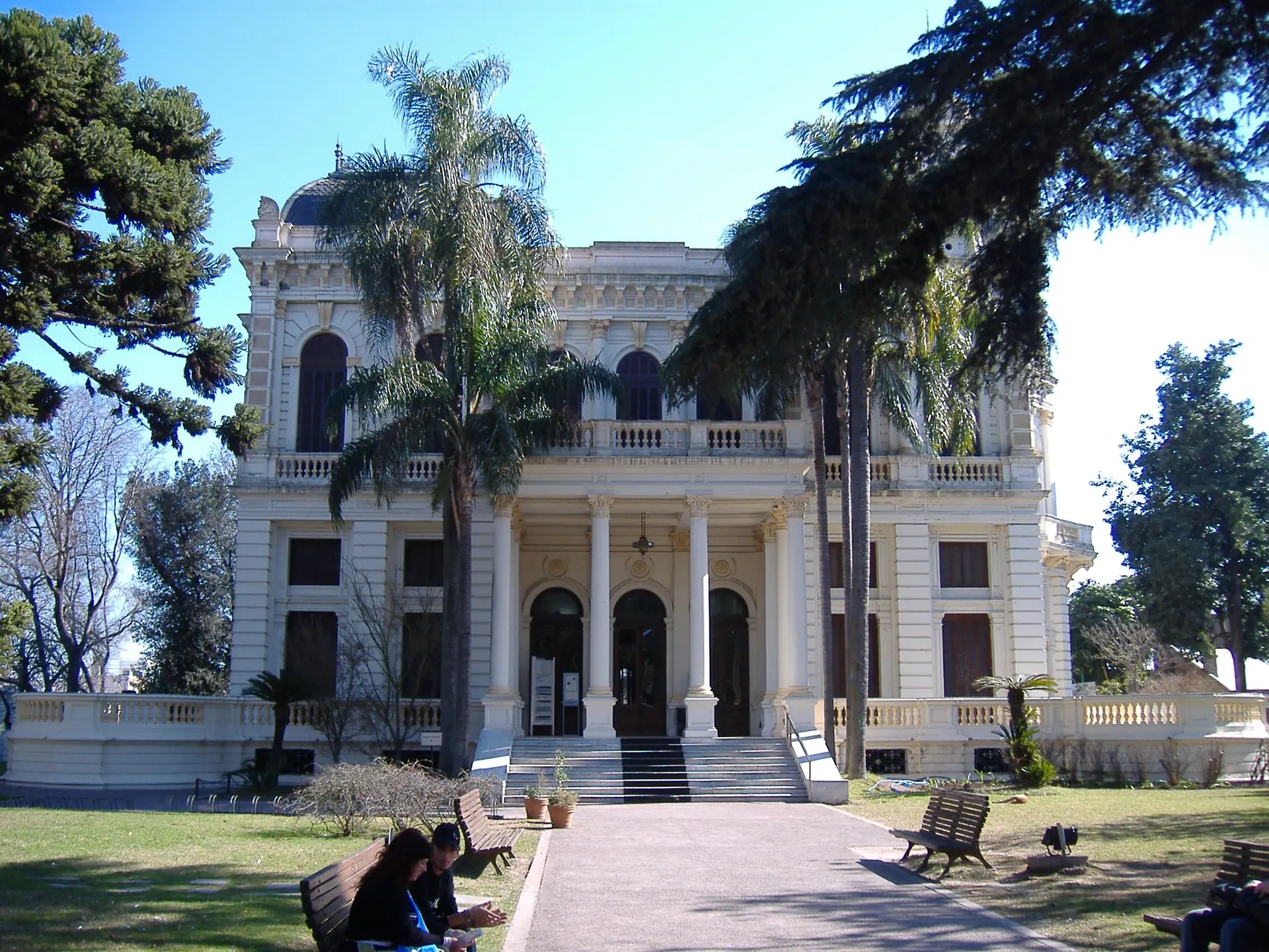 Villa Hortensia facade and garden in Alberdi