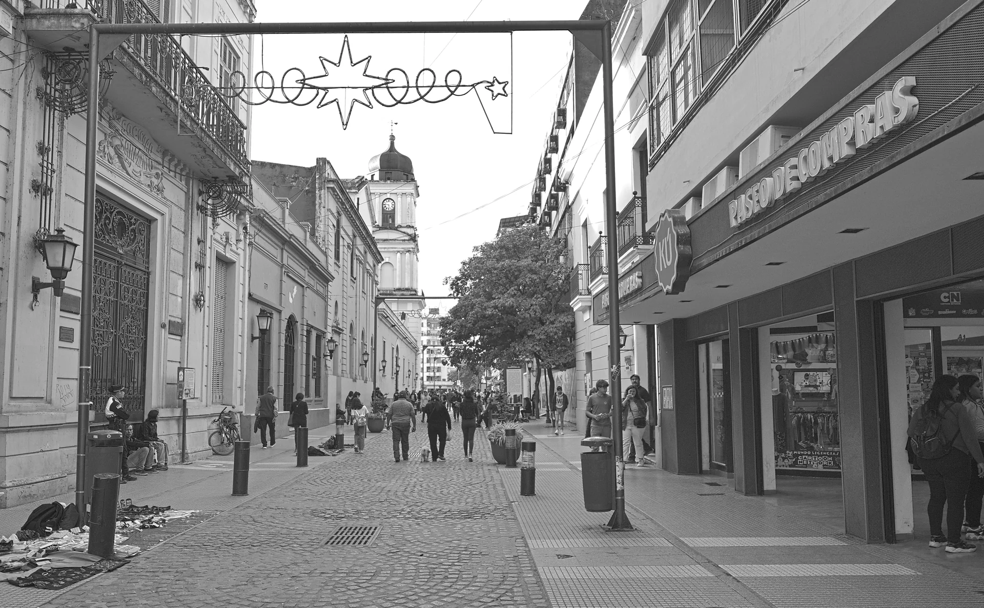 Pedestrians and buildings on Calle Congreso de Tucumán in San Miguel de Tucumán, July 2023