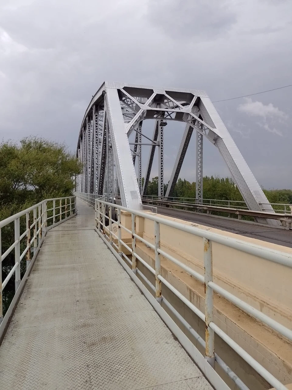 The pedestrian walkway beside the steel bridge between Viedma and Carmen de Patagones