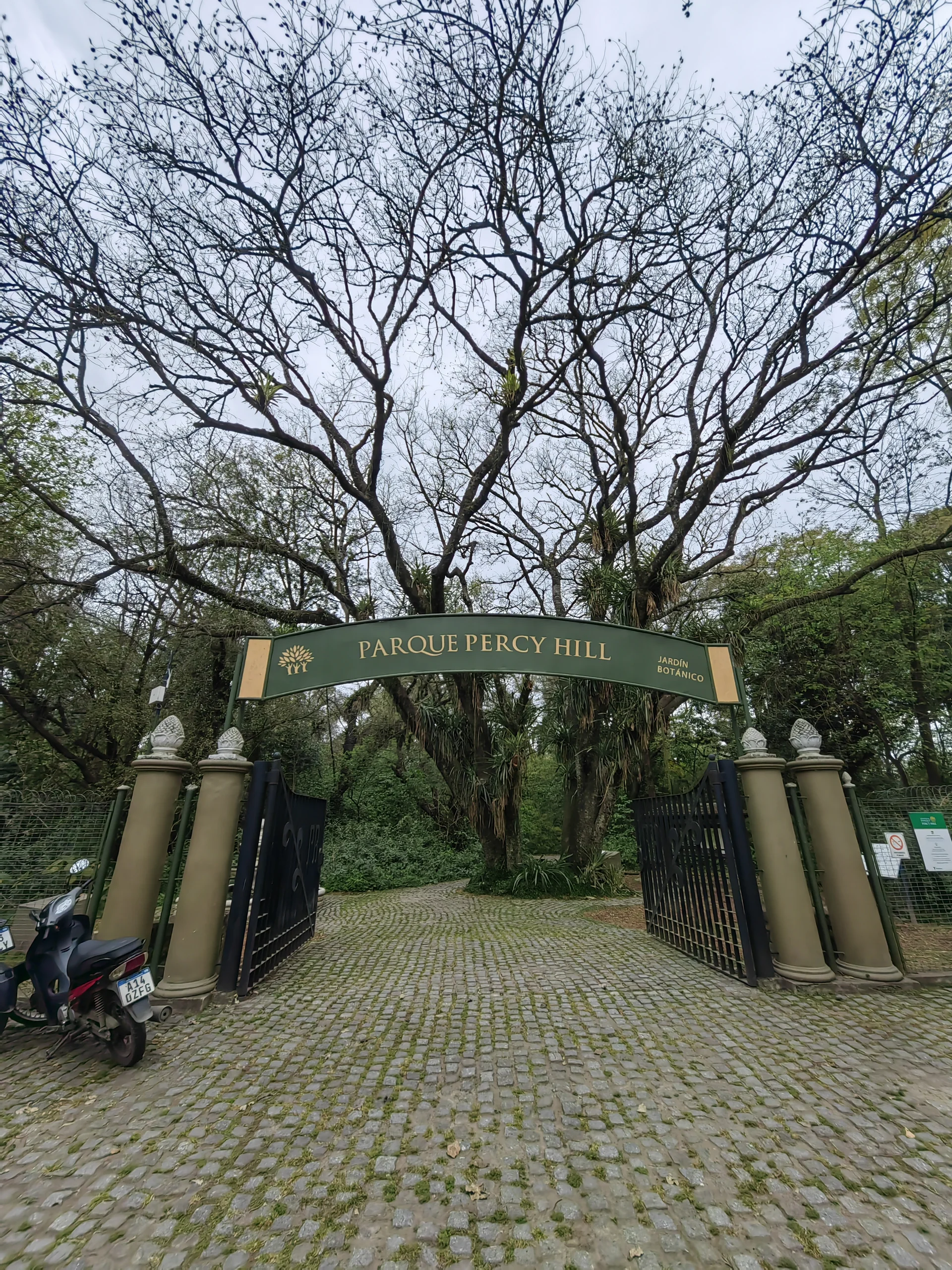 Open gate and botanical garden entrance sign at Parque Percy Hill